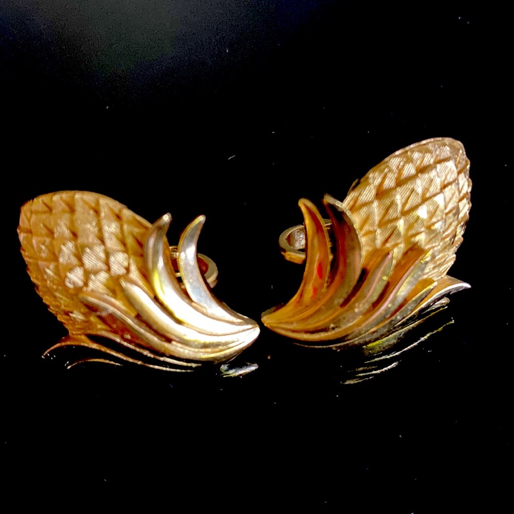 Earrings Crown Trifari Vintage Gold Plated Pinecone Gold Rush Series MCM Jewelry